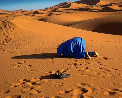 Il Sapere Supremo 3 Islam prayer-in-the-desert-dunes-rene-triay-photography